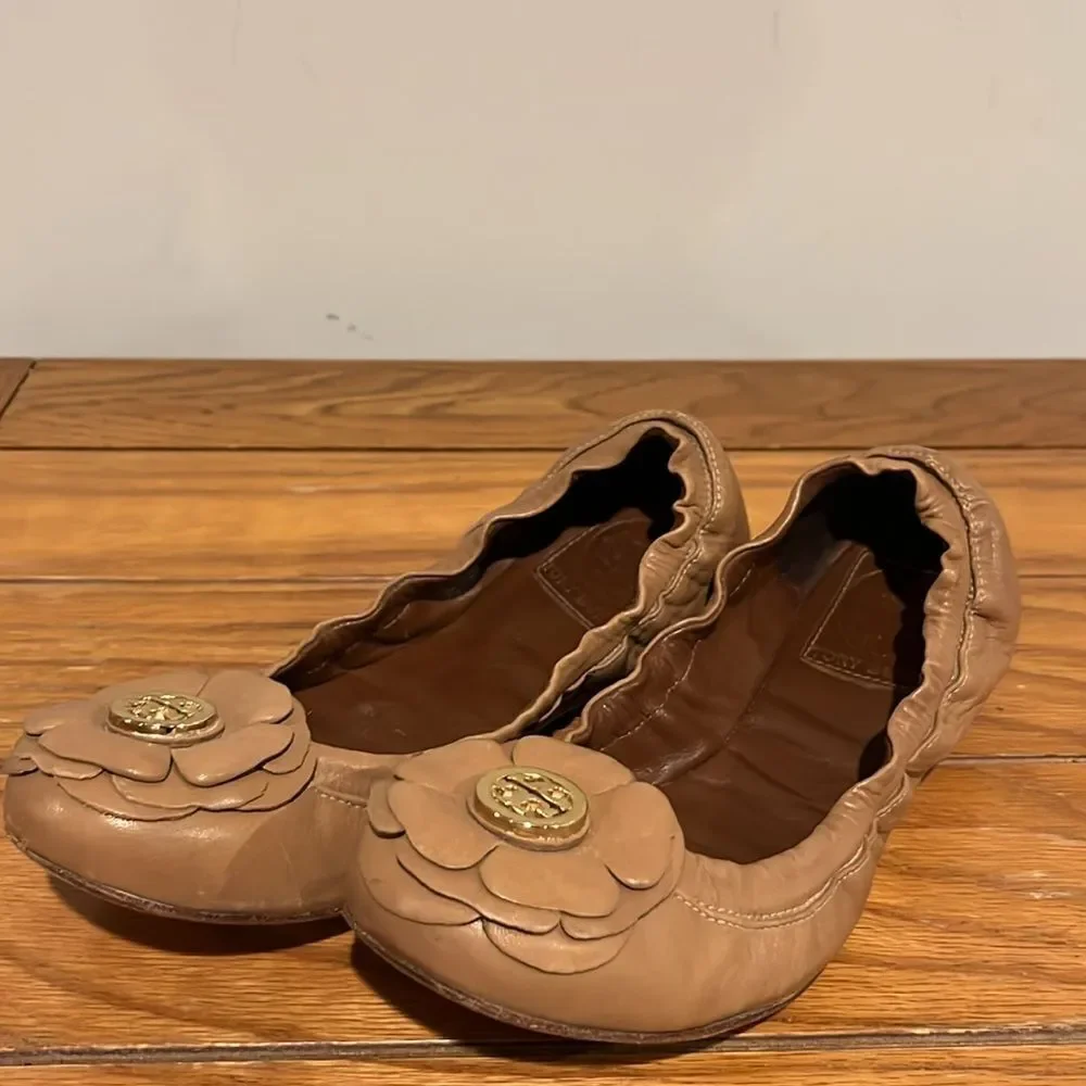 Tory Burch Shelby Camelia Flower Logo Flats size 5.